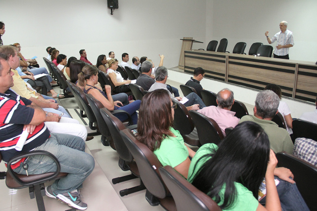 Vereadores recebem prestação de contas municipais dos primeiros oito meses de 2015 Audiência Pública realizada na Câmara Municipal. (Foto: Assessoria).