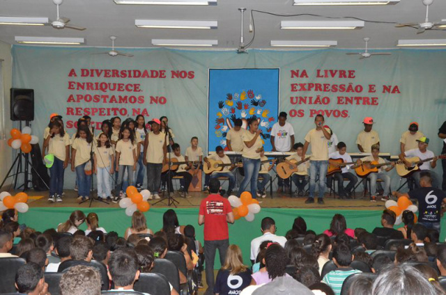 Crase explora diversidade de ritmos ao encerrar atividade com alunos Ainda houve apresentação de danças típicas do Festival de Parintins como a Festa de Boi de Bumbá e outras. (Fotos: Assessoria).
