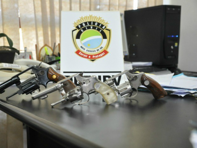 Detentos da Máxima comandaram quatro roubos de caminhões Polícia apreendeu três revólveres utilizados nos roubos. (Foto: Fabiano Arruda/G1 MS)