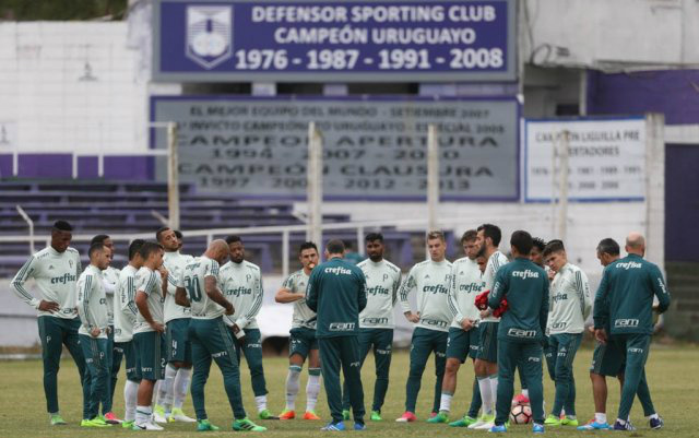Palmeiras busca a recuperação contra o Peñarol hoje à noite em Montevidéu O Palmeiras no treino de ontem no Estádio Luis Franzini, do Defensor, no Uruguai (Foto: Palmeiras/Divulgação)