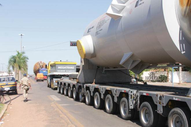 Carretas superdimensionadas transportando equipamento importados passaram pela avenida Ranulpho Marques Leal com destino ao complexo industrial da fábrica de fertilizantes nitrogenados da Petrobras (Foto: Ricardo Ojeda)   