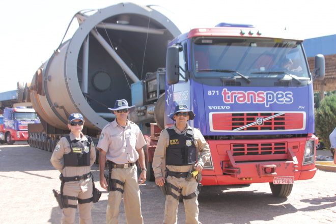 Patrulheiros da PRF controlaram o trânsito na rodovia (Foto: Ricardo Ojeda)