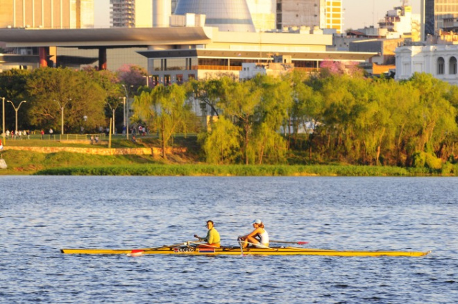 Praticantes de remo passam próximo ao novo prédio do Congresso paraguaio, em Assunção. Foto: Divulgação