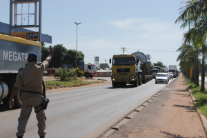 Patrulheiro rodoviário teve muito trabalho para controlar o trânsito na rodovia (Foto: Ricardo Ojeda)