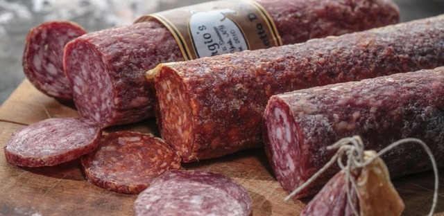 As bactérias são responsáveis pelo delicioso sabor do salame.