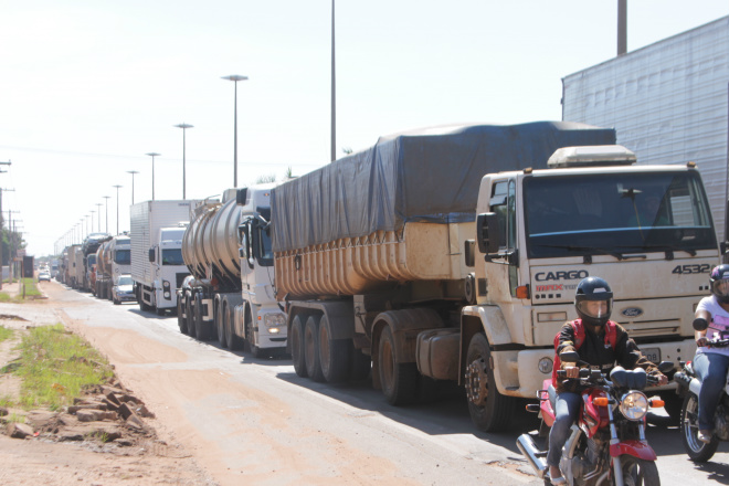 Trânsito formou fila de vários quarteirões na avenida (Foto: Ricardo Ojeda)