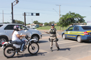 Patrulheira controla trânsito para passagem das cargas superdimensionadas (Foto: Ricardo Ojeda)