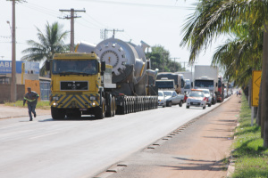 Carreta vindo do porto de Cubatão transporta equipamentos produzidos na Itália (Foto: Ricardo Ojeda)