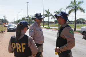 Patrulheiros rodoviários discutem melhor forma de controlar o trânsito na avenida (Foto: Ricardo Ojeda)