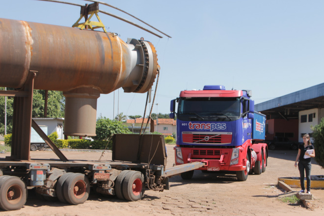 Carga é pesada que outra carreta teve que auxiliar rebocando o equipamento (Foto: Ricardo Ojeda) 