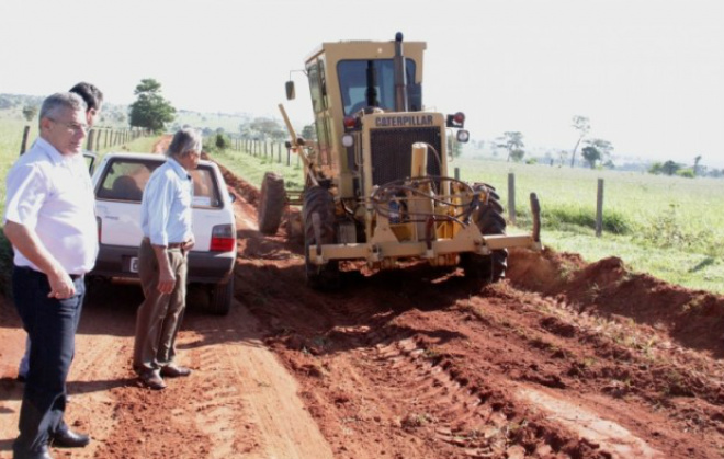 Mutirão que visa recuperar toda a malha viária da zona rural do munícipio de Batayporã (Foto: Divulgação)