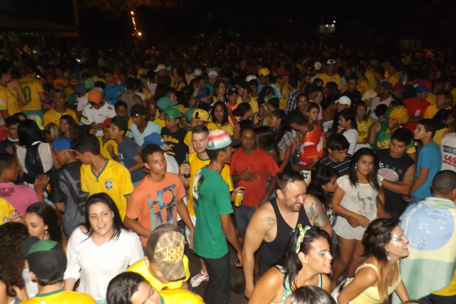 Em Três Lagoas, torcedores lotam bares e ruas comemorando a vitória do Brasil sobre Camarões (Foto: Edivelton Kologi)