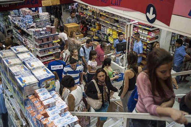 Endividamento das famílias cresce e atinge 58,4% Na comparação mensal o endividamento das famílias passou de 24,6% para 25% , o maior patamar desde maio de 2010. (Foto: Marcelo Camargo/ Agência Brasil)