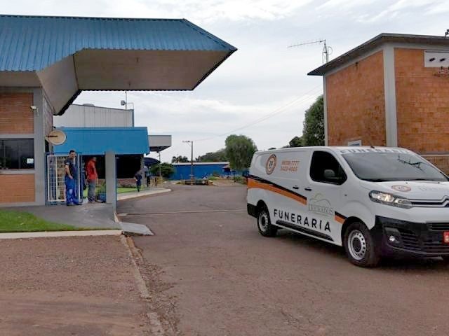 Polícia Civil vai investigar morte em indústria de embalagem Carro de funerária deixa indústria onde funcionário morreu hoje em Dourados (Foto: Helio de Freitas)