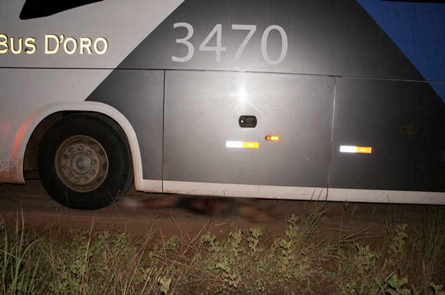 Vítima morreu esmagada por ônibus (Foto: Eucontotudo.com)
