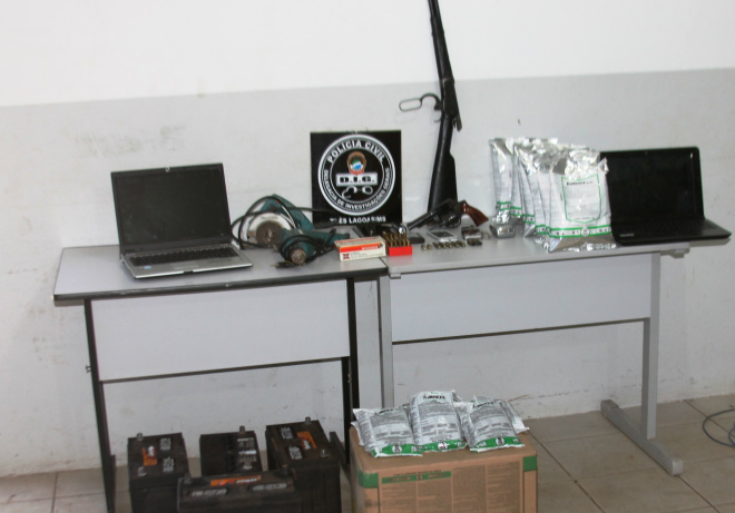Quadrilha que vinha furtando fazendas é presa pela DIG Policiais conseguiram prender armas e munições, inclusive de uso restrito, além de insumos agrícolas, celulares e até computadores (Foto: Ricardo Ojeda)