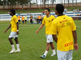 Misto tem uma dúvida e um “pendurado” para o jogo de volta O zagueiro paraguaio Palácios (centro) é o único com dois cartões amarelos