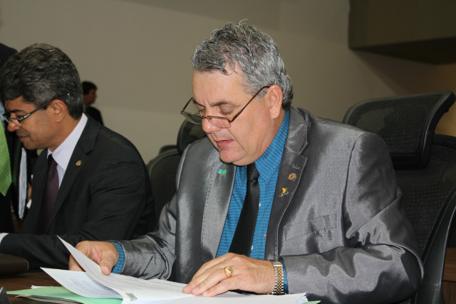 Guerreiro pede atenção da Elektro quanto a substituição de postes de madeira queimados Em Três Lagoas a sociedade tem procurado o deputado Angelo Guerreiro para reclamar da situação de postes de madeira deteriorados, muitos queimados e que levam preocupação e medo. (Foto: Assessoria)