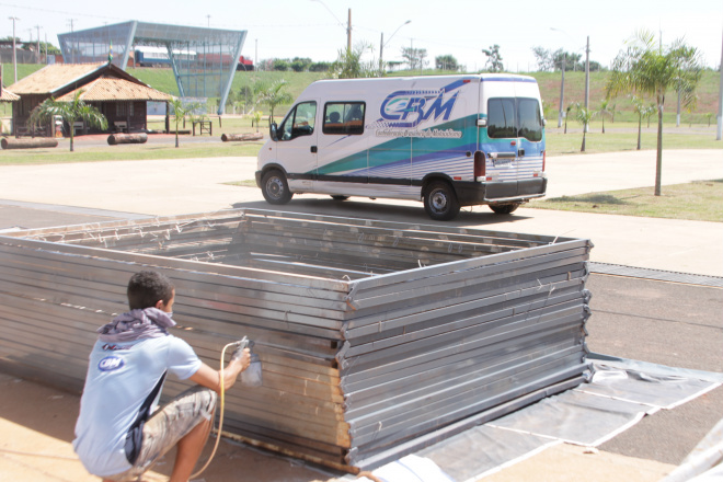Estrutura de decoração de pista do Motocross está sendo reparada As placas de mídia dos patrocinadores estão recebendo uma nova pintura.
Foto: Ricardo Ojeda