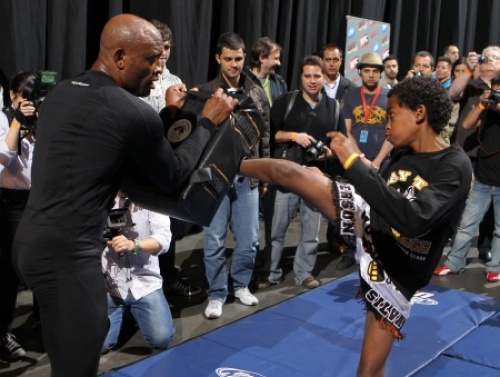 nderson Silva treina com o jovem Kalyl, dias antes do UFC 126, nos EUA