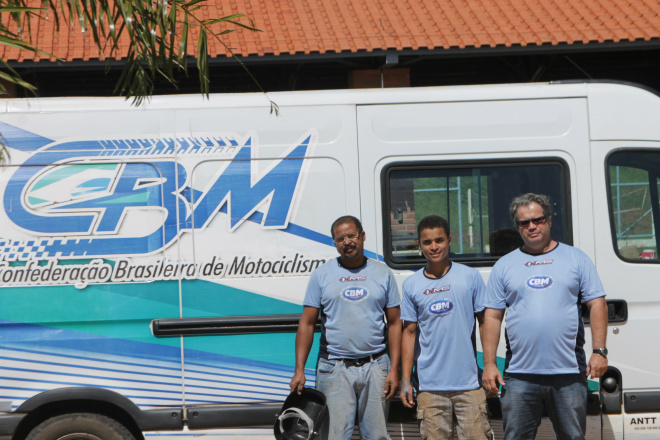 Estrutura de decoração de pista do Motocross está sendo reparada Van da Confederação Brasileira de Motociclismo trouxe os funcionários de Campo Grande para realizar os reparos.