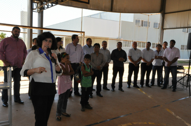 Logo após a solenidade os vereadores e autoridades presentes foram até a Escola Municipal Marlene Noronha Gonçalves, na ordem de serviço (Foto: Divulgação/Assecom)