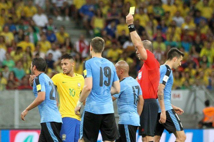 Neymar pede desculpas a González após a falta que lhe rendeu o amarelo (Foto: Adelson Costa/Pernambuco Press)