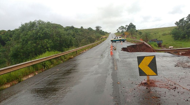 Para evitar maior comprometimento da pista, a PMR proibiu o tráfego de veículos pesados. (Foto: Divulgação)