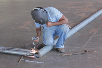 Estrutura de decoração de pista do Motocross está sendo reparada Funcionário da CBM fazendo os reparos na estrutura que faz parte da decoração de pista.