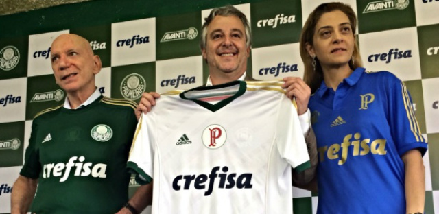 Palmeiras fatura R$ 30 mi por mês e pode passar Corinthians campeão mundial10 Paulo Nobre apresenta a nova camisa do Palmeiras (Foto:Uol)