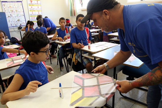 Professor de Educação Física desenvolve projeto de conscientização do uso de cerol em pipas Criançada se divertiu aprendendo a fazer pipa. Foto: Divulgação