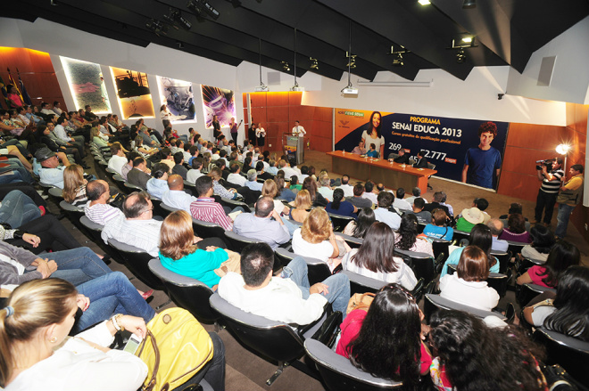 Senai Educa terá 60 mil vagas gratuitas em 269 cursos Longen, lançou, nesta sexta-feira junto com 16 prefeitos, secretários municipais, deputados e professores, o Programa Senai Educa (Foto: Divulgação/Assecom)