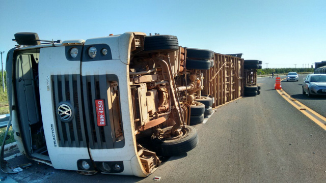 Carreta com animais tomba na BR-262 próximo à Água Clara A carreta tombou na curva , mas o motorista não se feriu gravemente. (Foto: Divulgação)