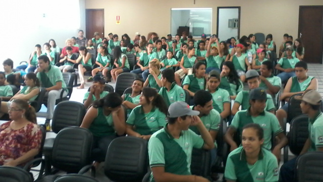 A convite da Câmara, Eduardo Rocha vem à Brasilândia debater drogas com alunos O debate está sendo conduzido pelo deputado, que inicia os trabalhos fazendo uma explanação sobre o mundo das drogas (Foto: Assessoria)