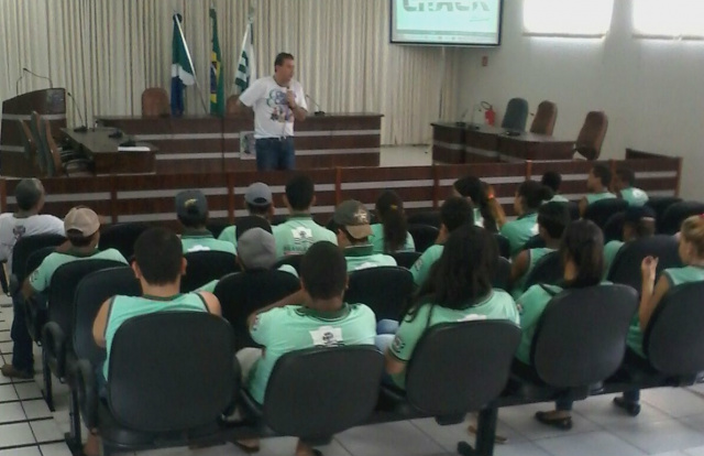 A convite da Câmara, Eduardo Rocha vem à Brasilândia debater drogas com alunos O debate está sendo conduzido pelo deputado, que inicia os trabalhos fazendo uma explanação sobre o mundo das drogas (Foto: Assessoria)