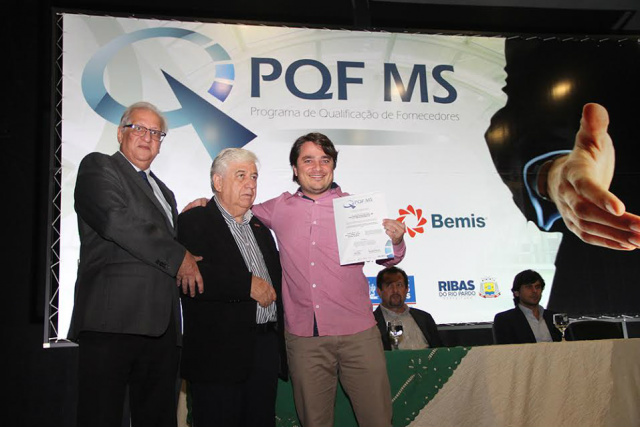 José Fernando do Amaral, superintendente do IEL juntamente com o vice-presidente da Faems, Atílio Carlos D’Agosto e  o proprietário da empresa Transportes Califórnia, Moacir Aparecido Veroneis (Foto/Assessoria)