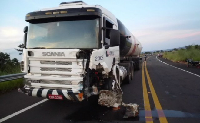 Motociclista bateu em dois veículos e morreu na hora (Foto: Edição de Notícias/Angela Bezerra)