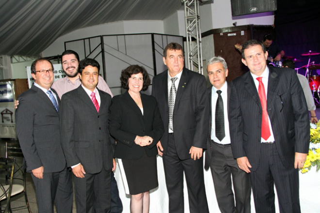 Vereadores prestigiam posse da nova presidência da Associação Comercial Prefeita Marcia Moura e Deputado Estadual Eduardo Rocha também compareceram ao evento (Foto: Assessoria de Comunicação)