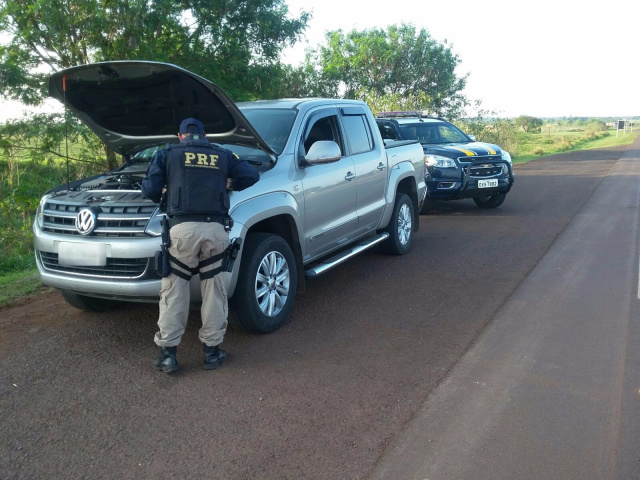 Durante a vistoria, a PRF descobriu a remarcação do veículo. (Foto: Assessoria) 