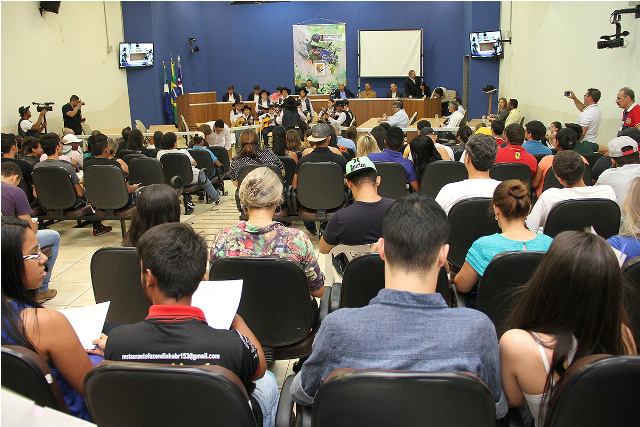 O Plenário da Câmara Municipal de Três Lagoas, ficou completamente lotado, na Audiência Pública de ontem (01). (Foto: Assessoria) 