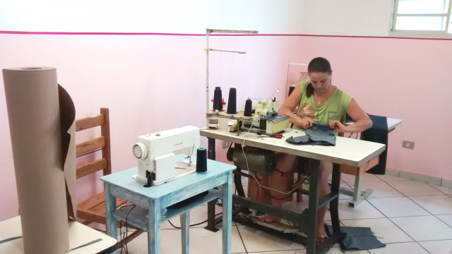Elektro doa máquinas de costura para projeto da Apae de Três Lagoas Ao todo são quatro máquinas overloque, duas galoneiras, quatro retas e quatro máquinas de corte. (Foto: Assessoria).