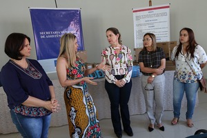 Assistência entrega computadores à Educação para controle de frequência de alunos do Bolsa Família Assistência entrega computadores à Educação para controle de frequência de alunos do Bolsa Família