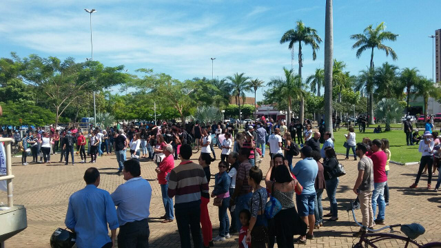Manifestante se concentram na praça central de Três Lagoas e, mesmo assim, lojistas não participaram do ato. (Fotos: Augusta Rufino/ Perfil News). 