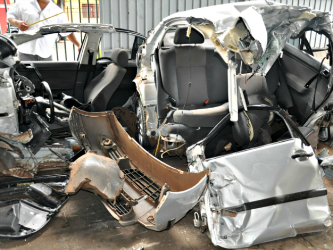Laudo confirma racha em acidente com morte em Campo Grande Carro que bateu em poste, durante 'racha' em Campo Grande (Foto: Maressa Mendonça/ G1 MS)