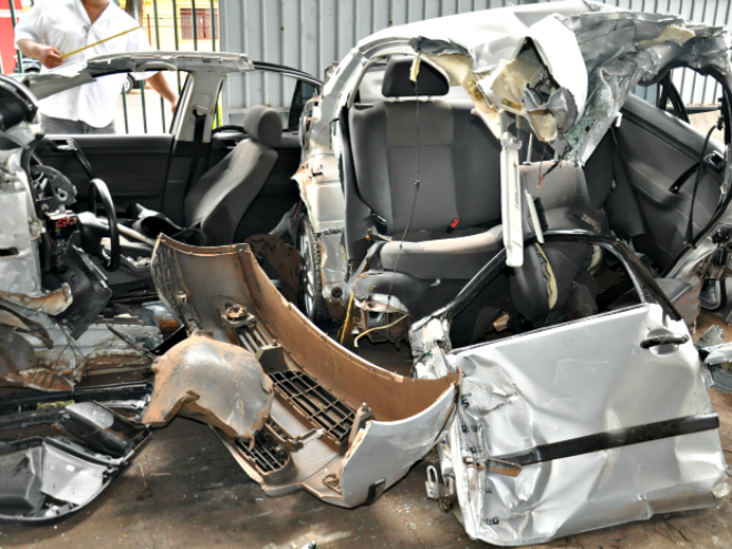 Carro que bateu em poste, durante 'racha' em Campo Grande (Foto: Maressa Mendonça/ G1 MS)