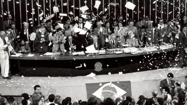 30 anos da Constituição: a Carta Magna brasileira é generosa demais? 'Declaro promulgado o documento da liberdade, da democracia e da justiça social do Brasil', disse o então presidente da Assembleia Nacional Constituinte, Ulysses Guimarães