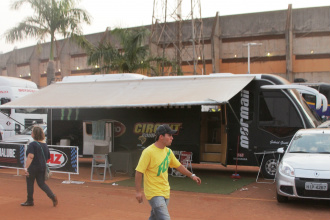 O interior do motor-home conta com cama, banheiro, ar condicionado e cozinha. Foto: Alvaro Ojeda