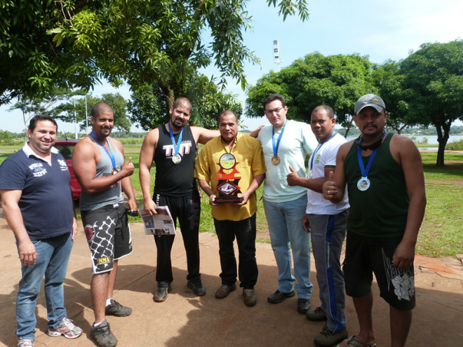 Delegação de Luta de Braço conquista 2º lugar em Bonito A competição contou com a participação de atletas de sete cidades do estado de Mato Grosso do Sul (Foto: Divulgação/Assecom)