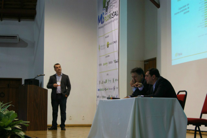Eldorado e Fibria juntas no primeiro dia do MS Florestal “A silvicultura da indústria de celulose utiliza cerca de quatro mil equipamentos por ano e queremos fazer isso com sustentabilidade”, comentou Bizon (Foto: Painel Florestal)