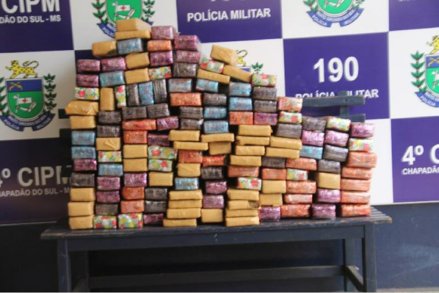 PM apreende maconha e descobre depósito clandestino de combustível Foram apreendidos aproximadamente 136kg de maconha na operação Carcará (Foto:Divulgação)